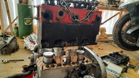 An engine block split to expose the pistons.